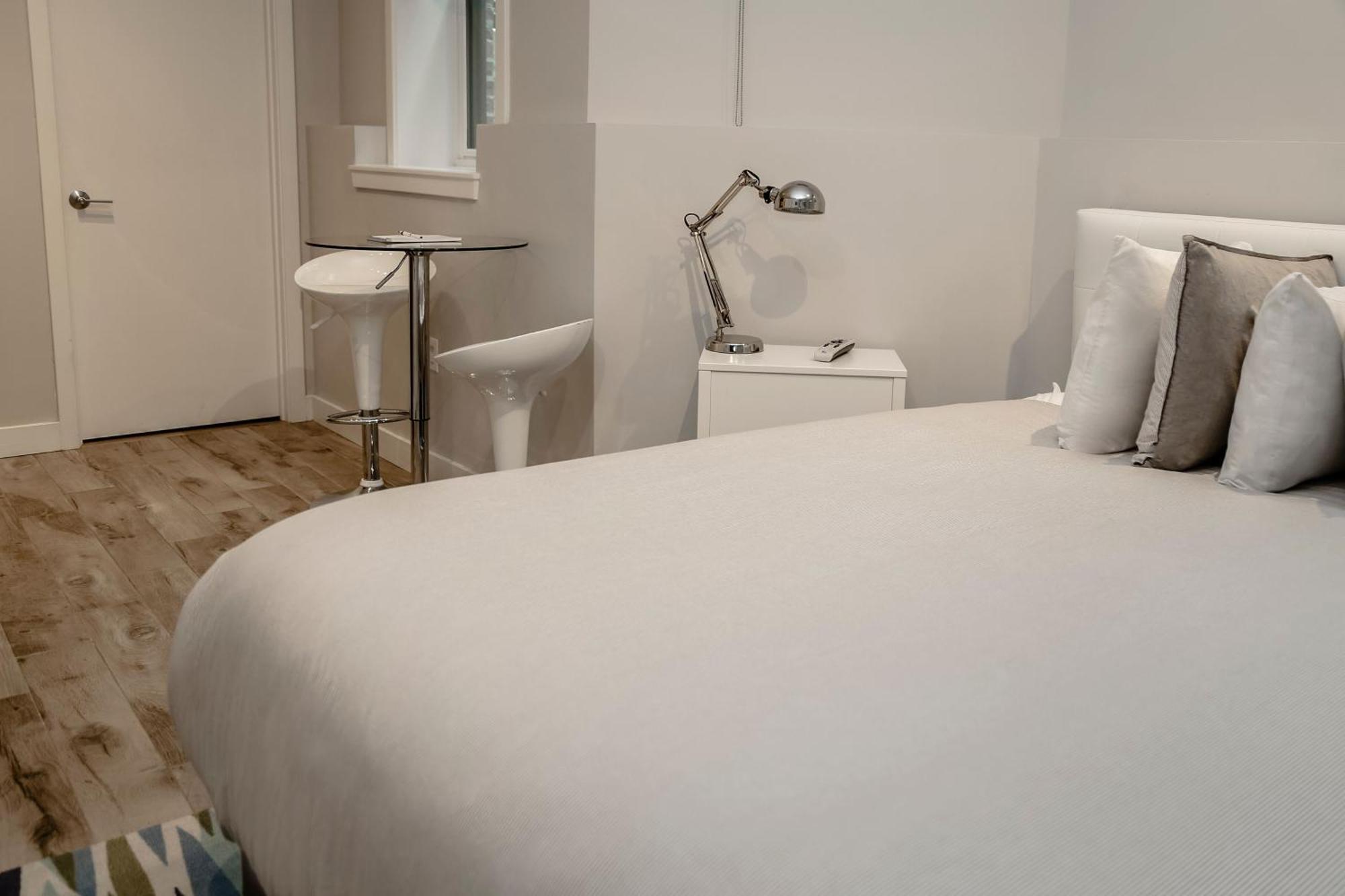 A Stylish Stay W/ A Queen Bed, Heated Floors.. #3 브루클라인 외부 사진