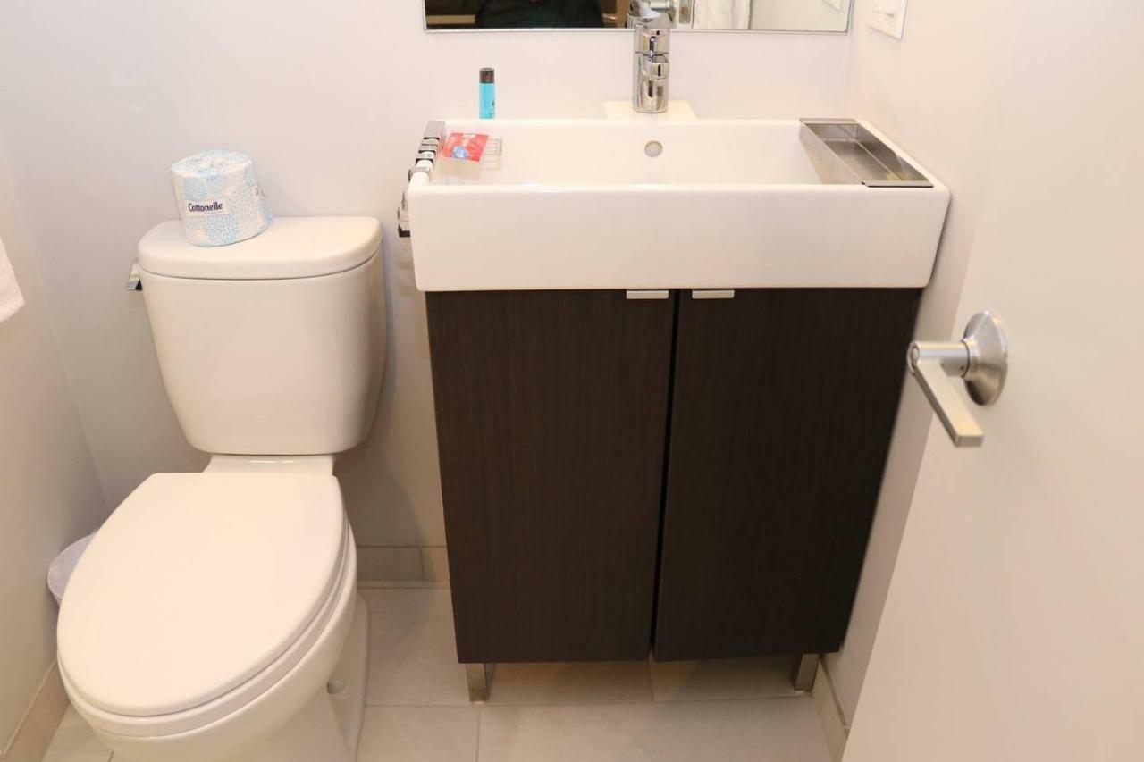 A Stylish Stay W/ A Queen Bed, Heated Floors.. #3 브루클라인 외부 사진